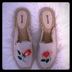 Flat espadrille with rose detail